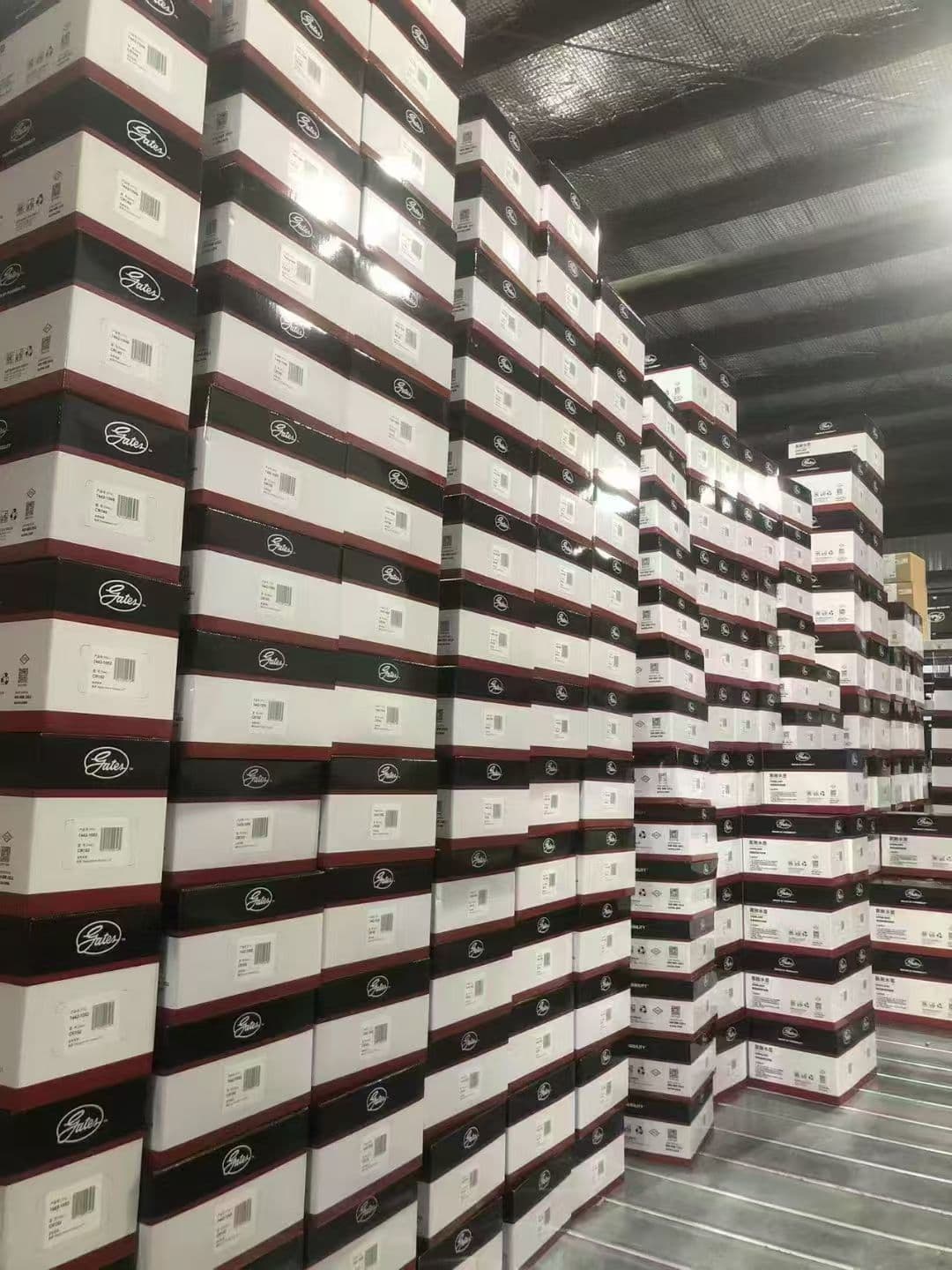 仓库内整齐堆叠至顶部的Gates品牌黑白包装箱,排列紧密且井然有序。